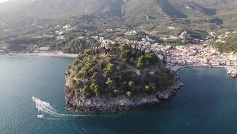 威尼斯城堡帕爾加 (parga) 的空中景色,以比魯斯 (epirus) 的帕爾加鎮,在下面水域的快艇上