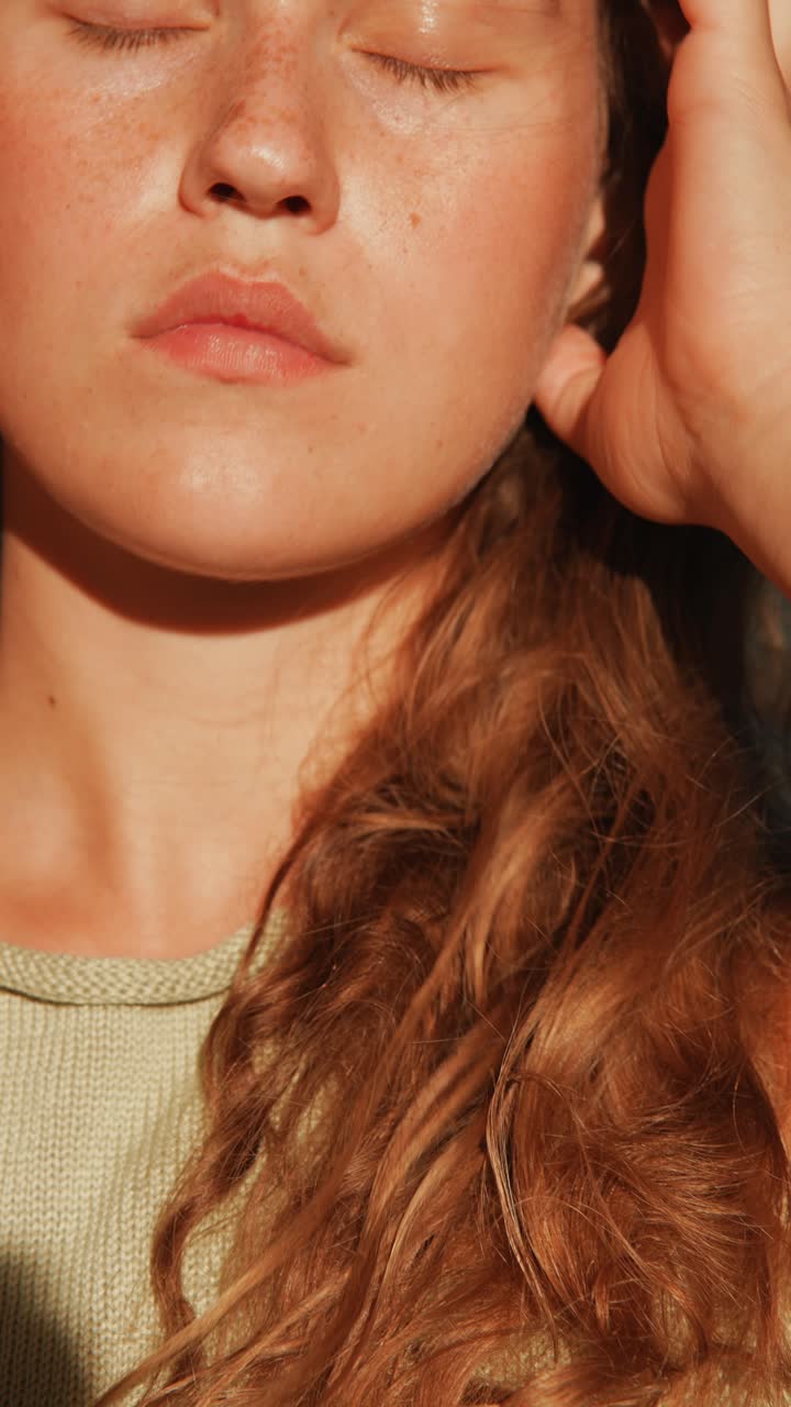 얼굴 에 얼룩 이 있는 여자 의 클로즈업 초상화