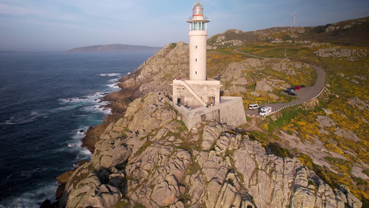 полет на маяке пунта нарига, мыс коста-да-морта в мальпике, галисия, испания