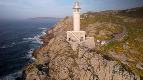 Wegfliegen-Am-Leuchtturm-Von-Punta-Nariga,-Landspitze-Costa-Da-Morte-In-Malpica,-Galicien,-Spanien