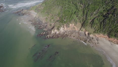costa rocosa de la playa de cabeza rota en byron bay, ríos del norte, nueva gales del sur, australia