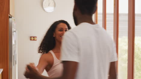un apuesto esposo joven bailando