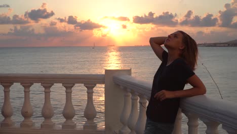 escena de la playa al atardecer con una mujer