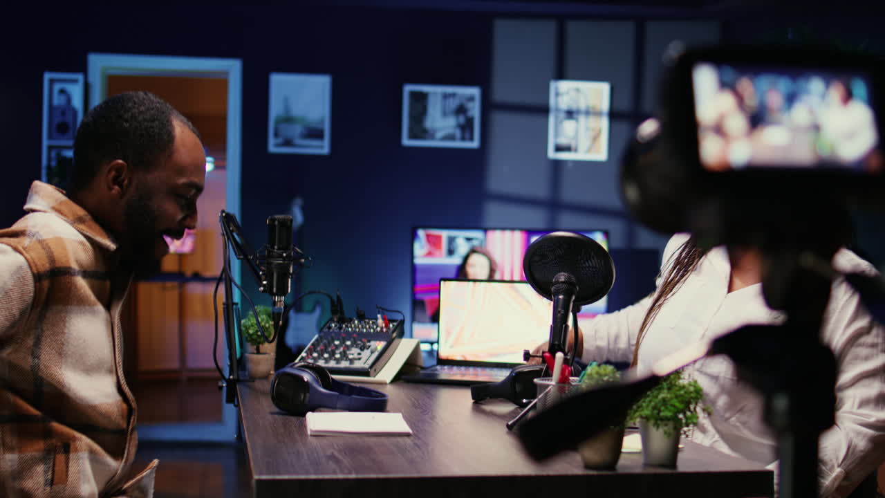 즐거운 진행자 주먹 부히는 게스트, 라이브 온라인 쇼를 위해 녹음을 시작할 준비가 되어 있습니다.