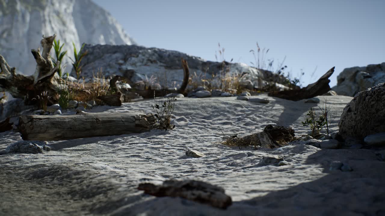 바다 의 바위 절벽 근처 에 있는  ⁇  모래 해변