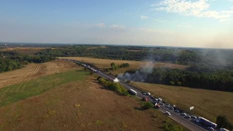 atasco de tráfico en una carretera de campo