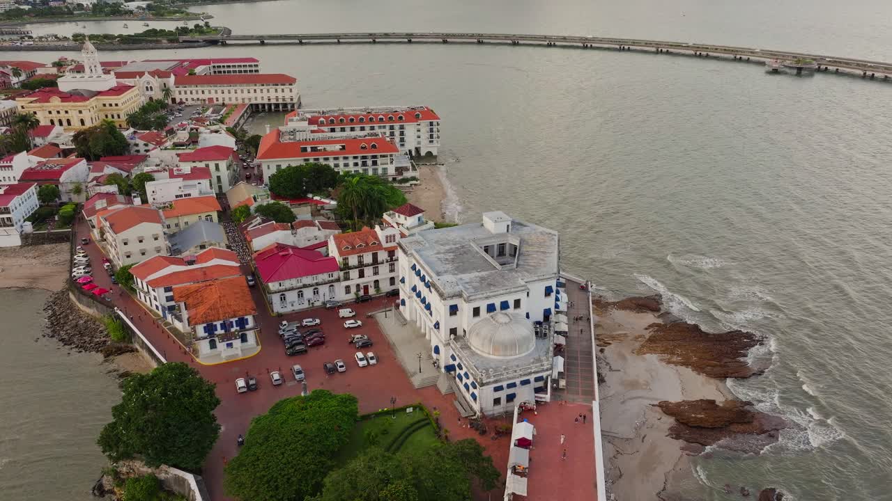 Letecký záběr lokality Las Bobedas v Casco Antiguo Panama, který se oddaluje a odhaluje pobřežní pás 3 a moderní město