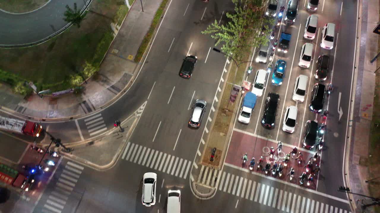 vista aérea nocturna de las calles de la ciudad y el tráfico