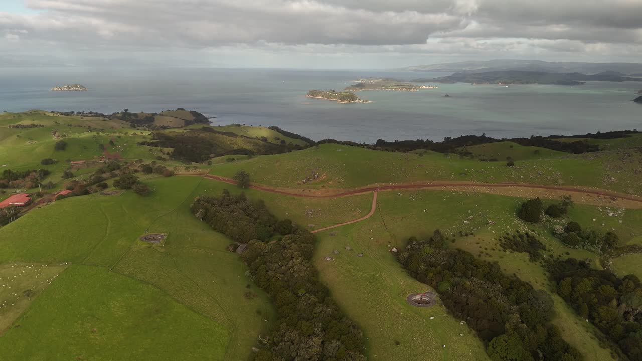 Reperti della Seconda Guerra Mondiale nella Riserva Storica di Stony Batter, Isola di Waiheke, Nuova Zelanda.