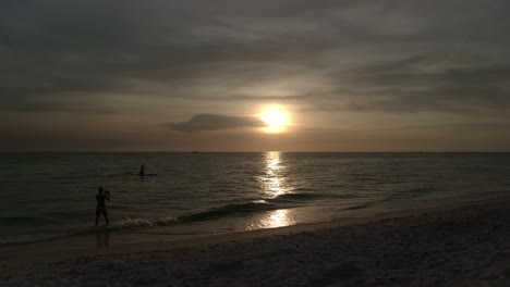 Lapso-De-Tiempo-De-La-Puesta-De-Sol-Sobre-El-Mar-En-Una-Impresionante-Playa-Y-Arena-En-Nápoles,-Florida