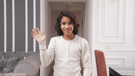 Niño-Adolescente-Indio-Saludando-Con-La-Mano-Y-Saludando