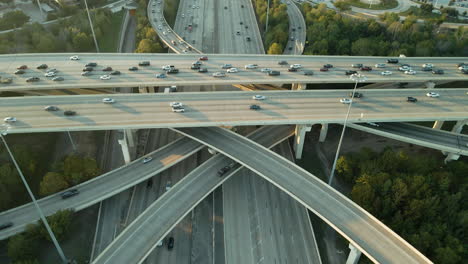 Zoom-Lento-Aéreo-Alejar-El-Dron-Sobre-La-Intersección-De-La-Autopista-Interestatal-I10-Y-610-En-El-Centro-Americano-De-Houston,-Texas