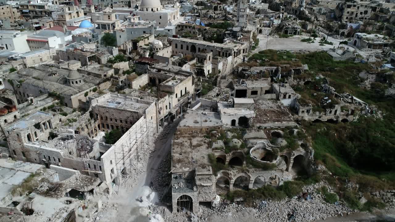 알레포의 한 구역의 파노라마 뷰: 태양빛 아래 시리아 도시의 건물의 지붕을 볼 수 있습니다.