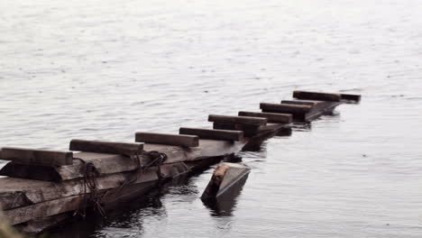 gotas de lluvia cayendo en un muelle