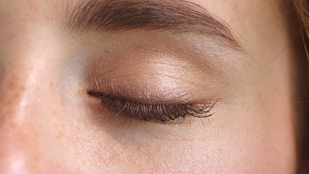 primer plano de una mujer probando su visión