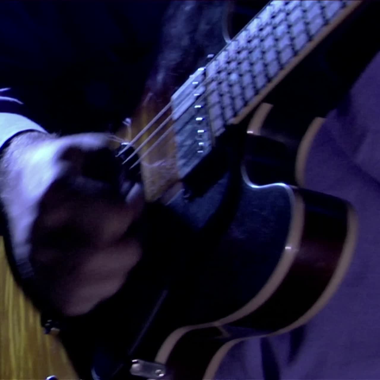 un hombre toca el violín bajo 4