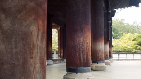 diapositiva de enormes pilares de madera en un templo en kyoto, japón 4k cámara lenta