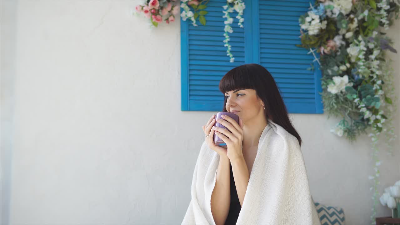 창문 에서 따뜻한 음료를 즐기는 여자