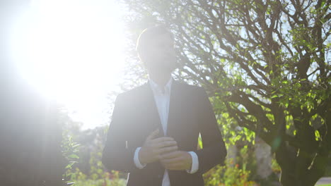 hombre de traje en un jardín