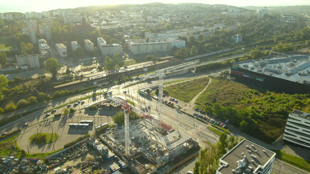 башенные краны на строительной площадке возле торгового центра riviera center в солнечный день в городе гдыня, поморское воеводство, польша