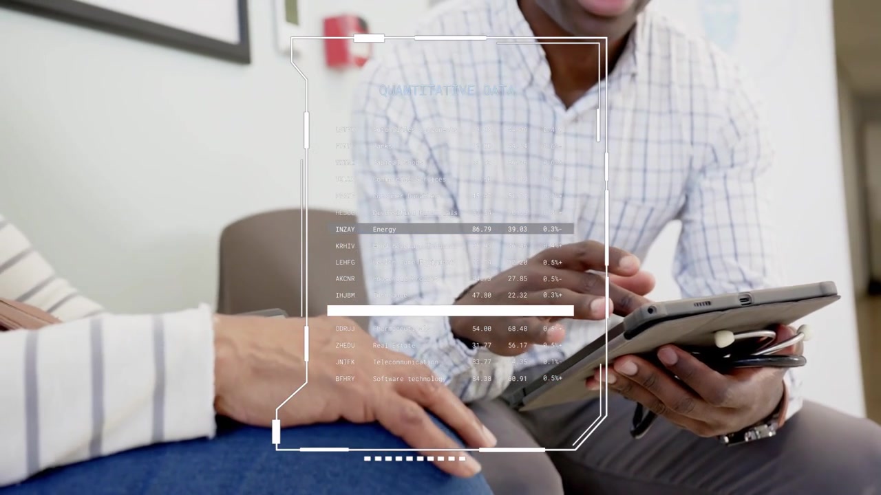 Un conseiller masculin ouvre une tablette et guide un client senior à travers une superposition de données quantitatives dans une clinique