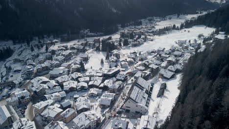 Belleza-Invernal-En-Val-Di-Fassa:-Vista-Aérea-Del-Pueblo-Cubierto-De-Nieve-Pozza-Di-Fassa