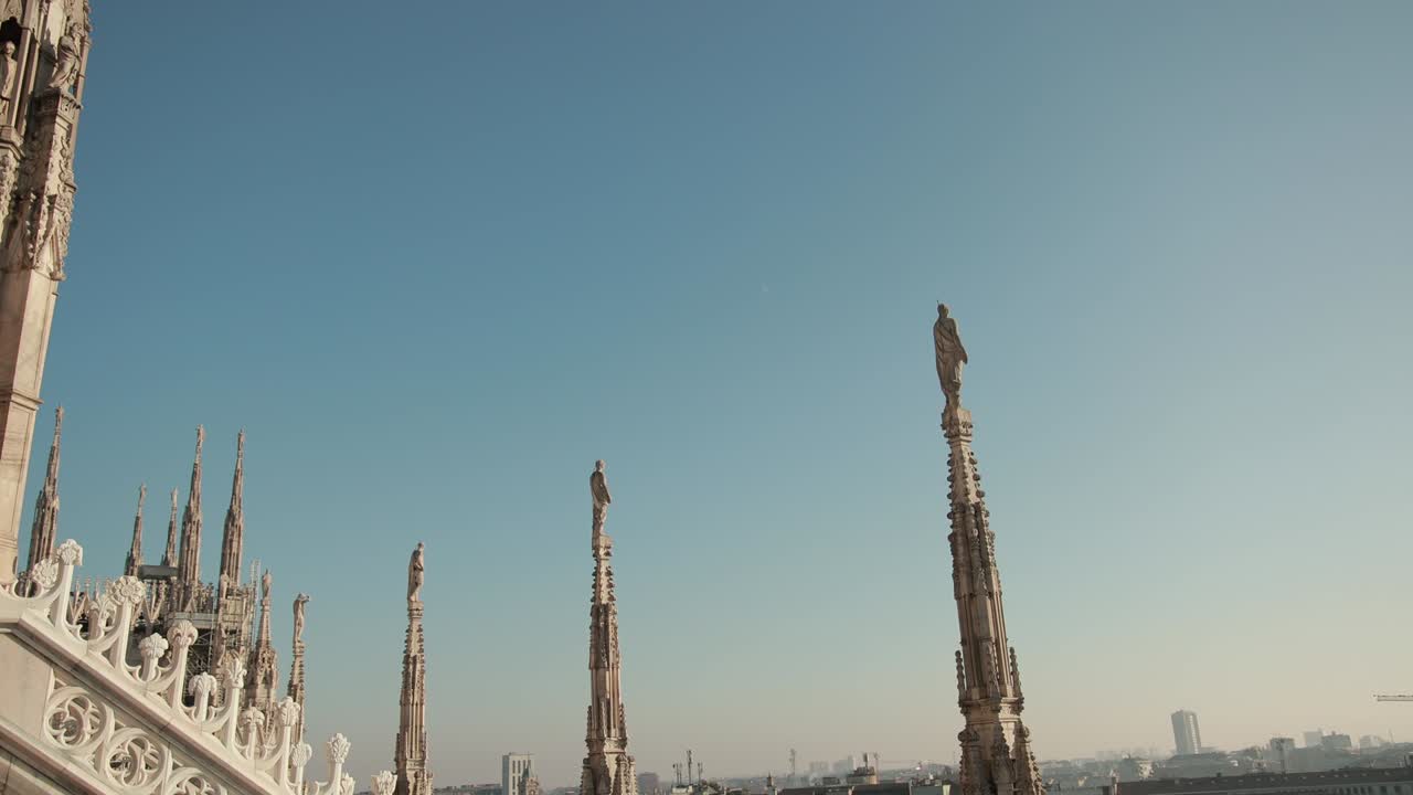 Esculturas de santos e mártires decorando a Catedral Duomo de Milão