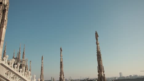 esculturas de santos y mártires que decoran la catedral de milán duomo de milán