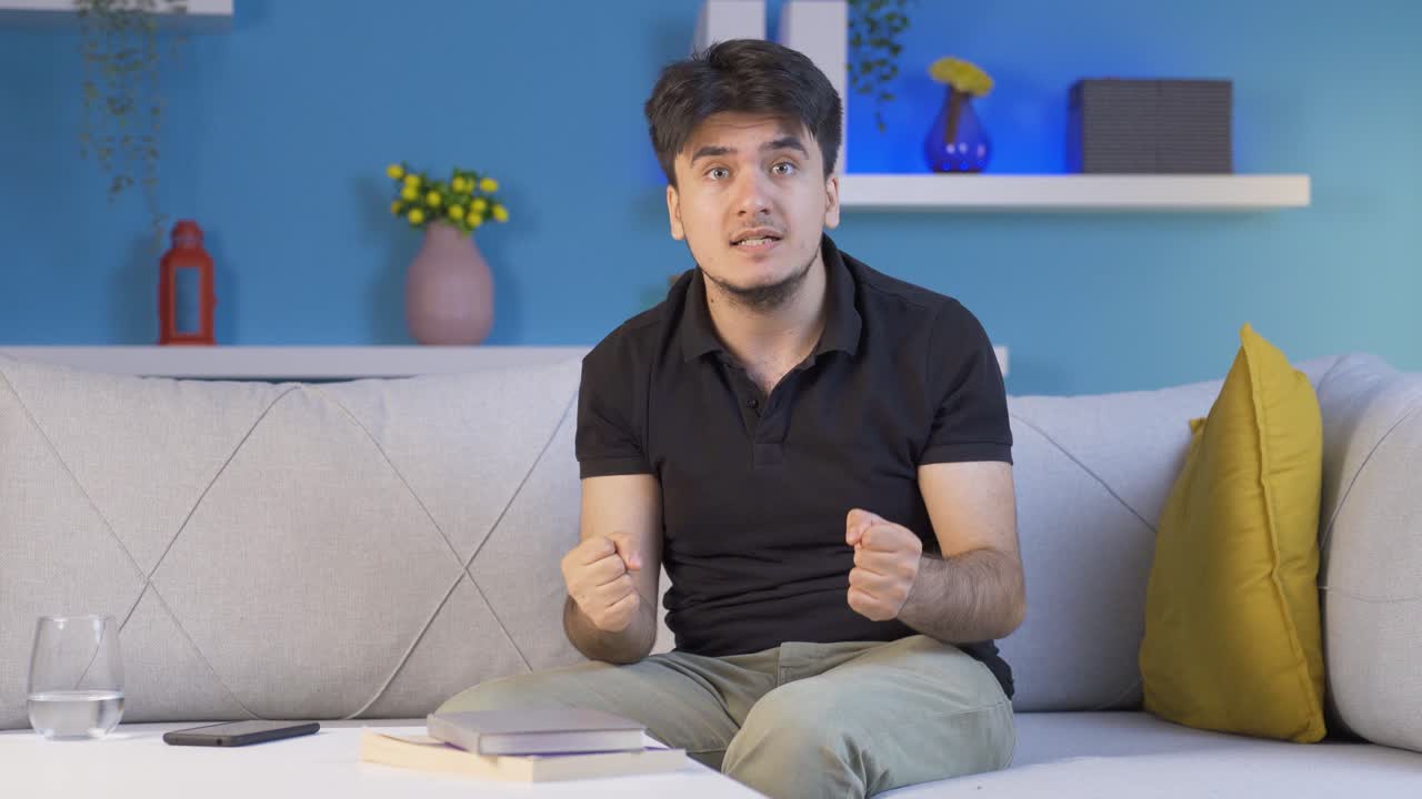 카메라에 화를 내는 남자.