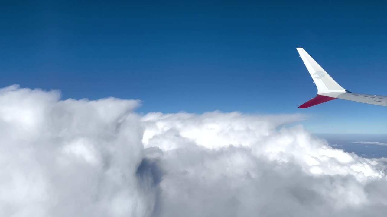 colpo di posto vicino al finestrino dell'aereo che attraversa nuvole dense