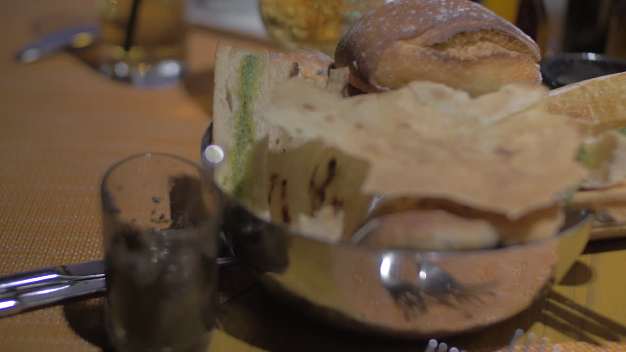 맥주와 다양한 종류의 을 간식으로