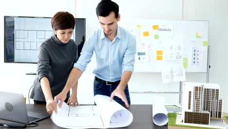 arquitecto hablando con el proyecto de construcción juntos. arquitecto atractivo o ingeniero se está concentrando mientras examina el desarrollo del nuevo proyecto de construcción.