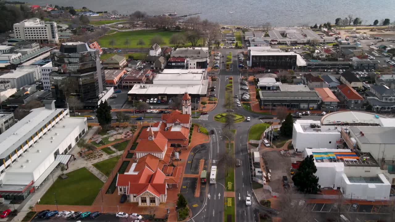 edificio del centro de información y vista de la calle en la ciudad de rotorua - ojo de pájaros aéreos
