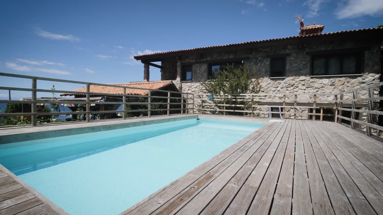 swimmingpool i et rustikt sommerhus om sommeren