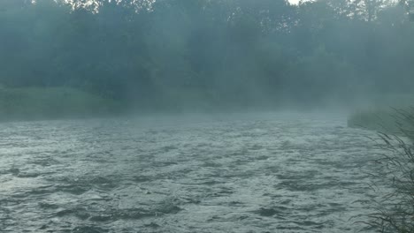 Entspannendes,-Fließendes-Flusswasser-Mit-Dampf,-Der-über-Der-Baumgrenze-Aufsteigt