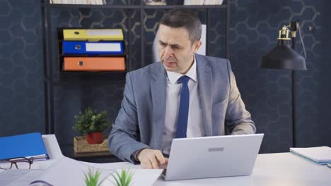 el hombre que trabaja en una oficina de negocios donde está estresado y el tiempo es apretado está trabajando rápido y ocupado.