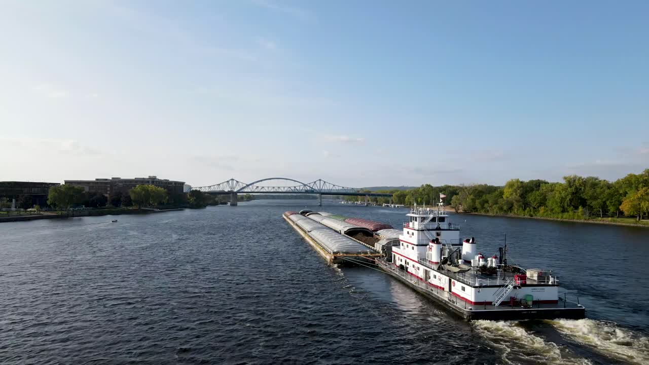 primer plano de un transporte de carga desnudo por el río mississippi en la crosse, wisconsin
