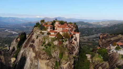 un monasterio en meteora torres majestuosamente en una roca