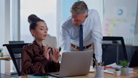 hombre de negocios serio y mujer de negocios discutiendo ideas en la oficina