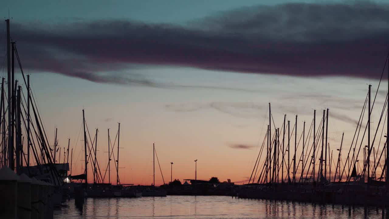 Solnedgång vid hamnen med båten i rörelse i Grande Motte - Montpellier, Frankrike