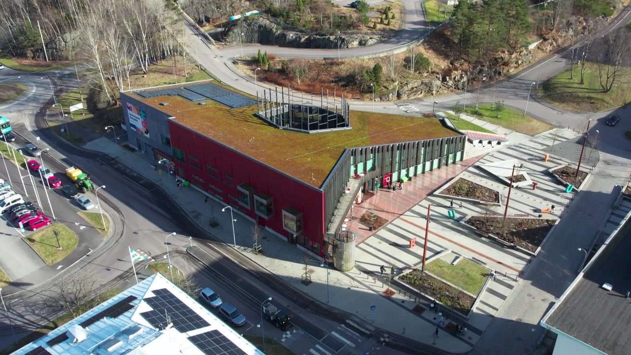 Vista aérea da Praça Rymdtorget, um espaço público transformado, com o Centro Cultural Bergsjön.