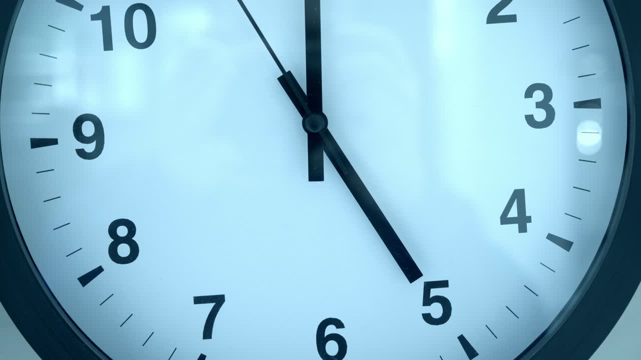 vea de cerca, la aguja de segundos corre lentamente en un círculo. cinco reloj golpeado