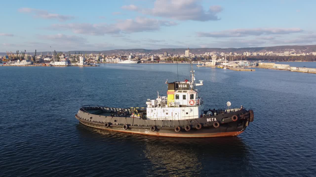 뒤쪽에 도크와 건물이 있는 바르나 항구에 있는 산업용 보트의 드론 샷