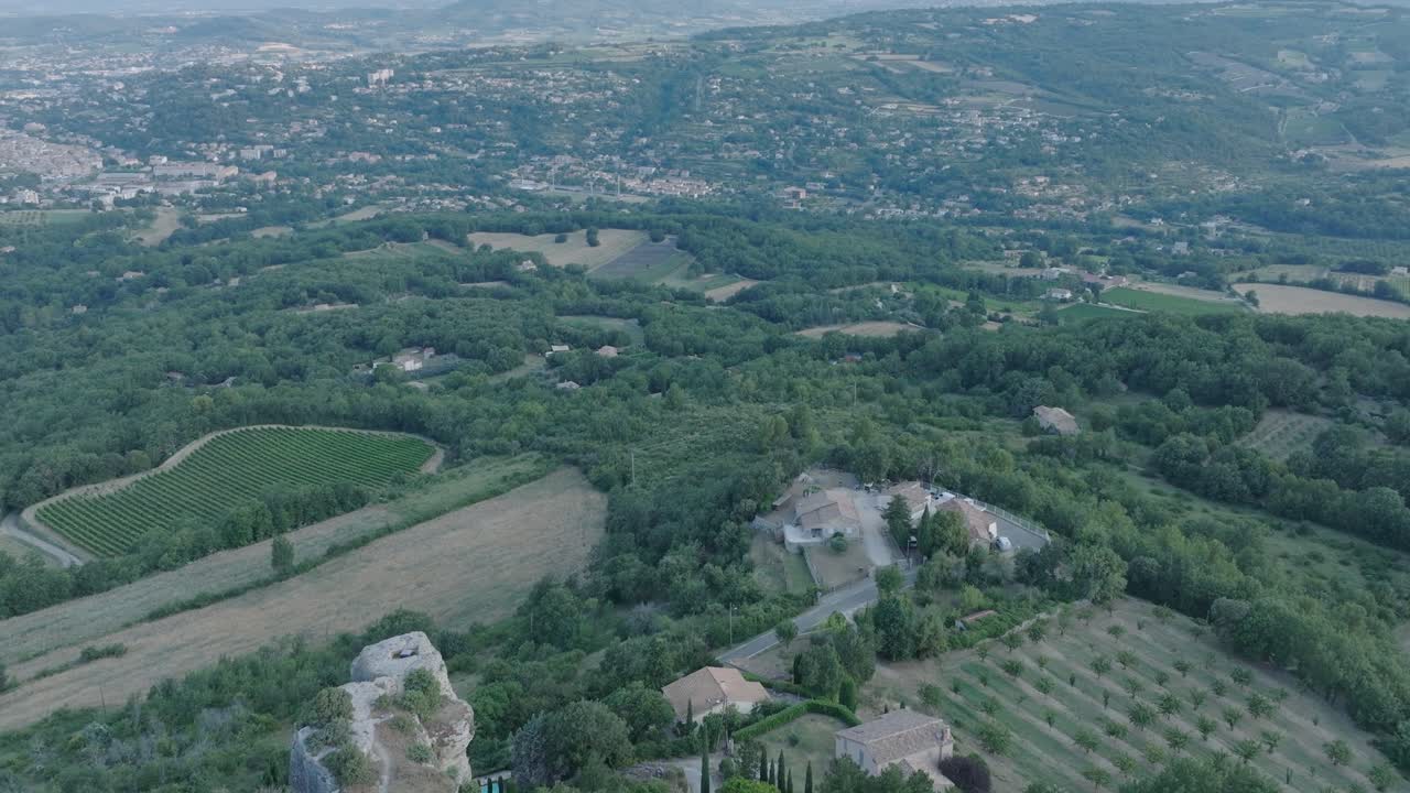 공중 드론 루베론 프로방스 세이논 프랑스 해가 뜨는 중세 도시