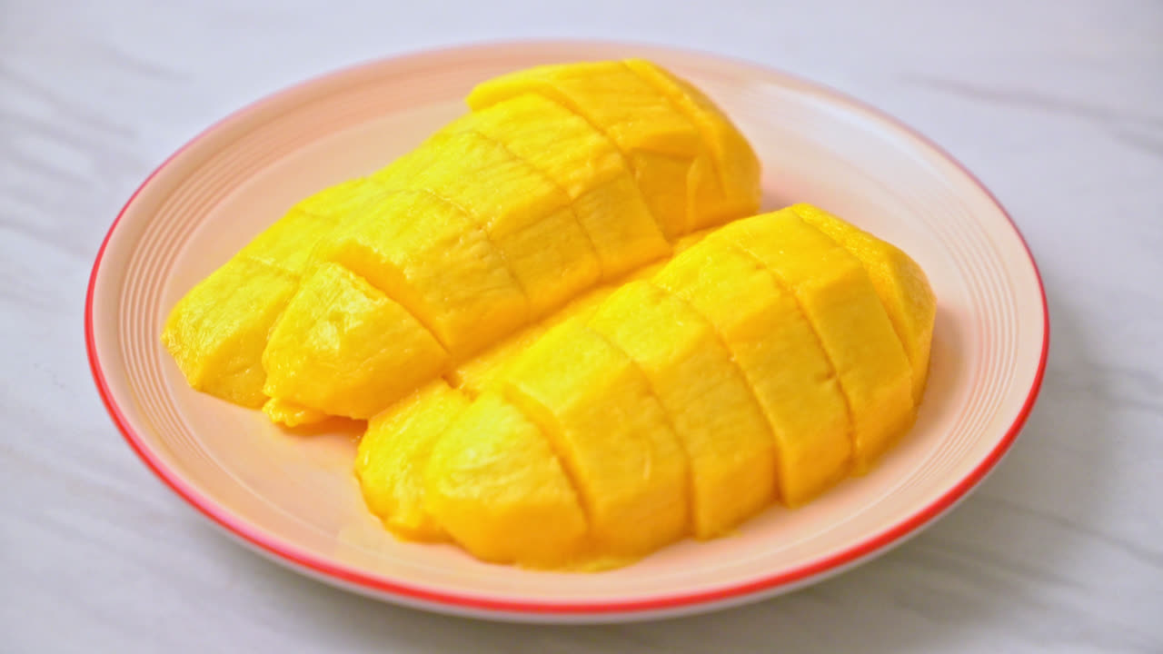 mango fresco y dorado cortado en un plato