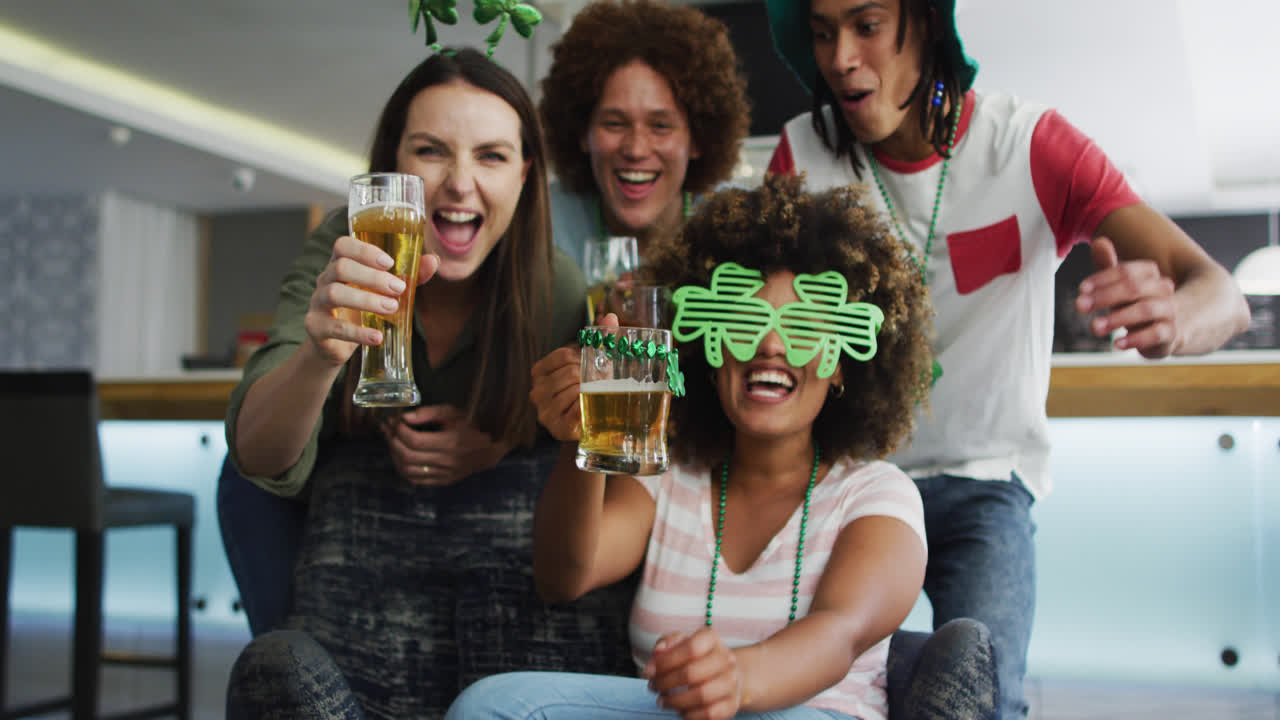un grupo diverso de amigos felices celebrando el día de san patricio bebiendo cervezas en un bar