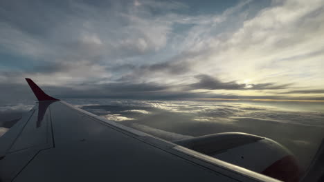 vista desde el avión del paisaje nublado al atardecer o al amanecer