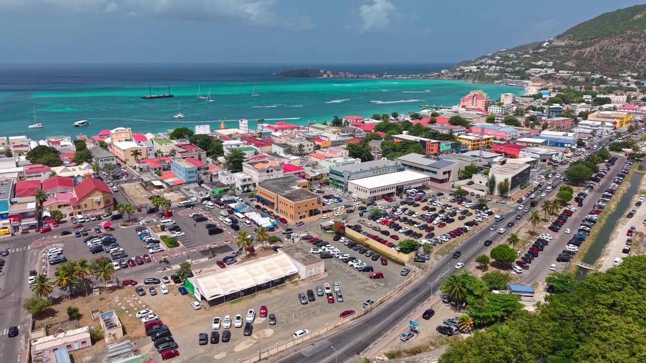 Drohnenaufnahme von Philipsburg, der Hauptstadt auf der Insel Sint Maarten in der Karibik, mit Gebäuden und Straßenverkehr.