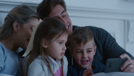 Familie-Nutzt-Tablet-Computer,-Mutter-Und-Vater-Beobachten-Kinder-Beim-Spielen-Auf-Einem-Touchscreen-Gerät-Und-Lernen,-Wie-Sie-Vor-Dem-Schlafengehen-Zu-Hause-Gemeinsam-Spaß-Haben,-4K-Videos