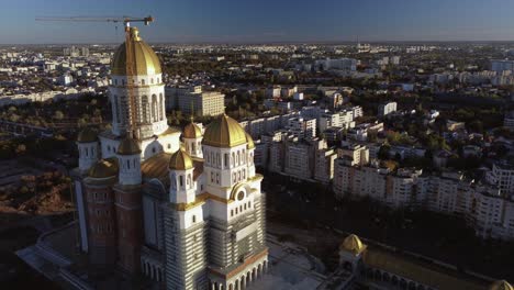 Push-in-establishing-shot-of-the-construction-of-National-Cathedral-of-Romania,-Bucharest,-autumn-2023